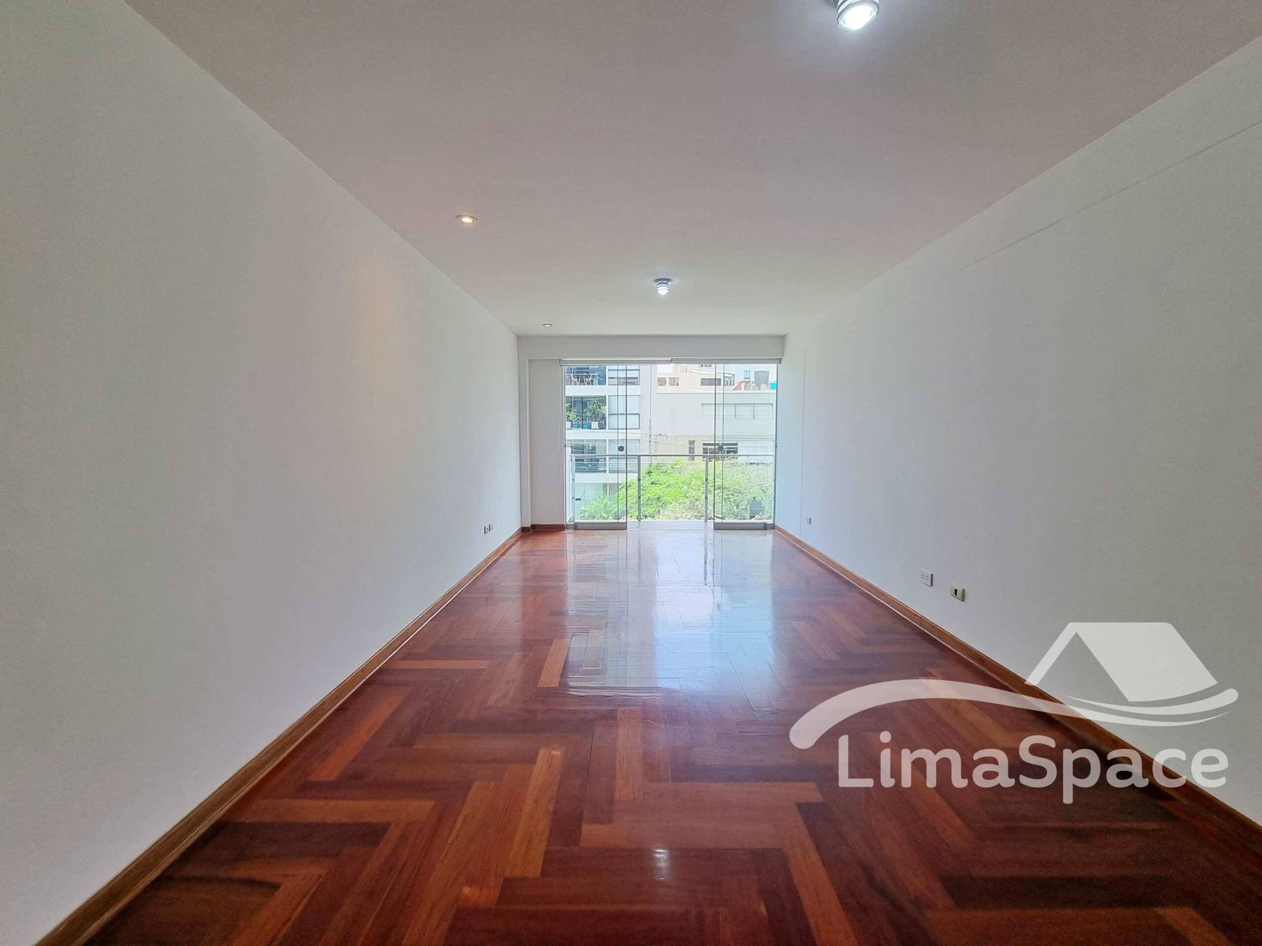 Alquiler en Miraflores: 70 m², 1 dormitorio, balcón y cochera | US$700 – MIR413