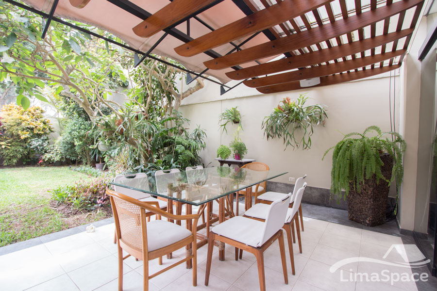 Hermosa casa con jardín y acceso a Parque en La Aurora